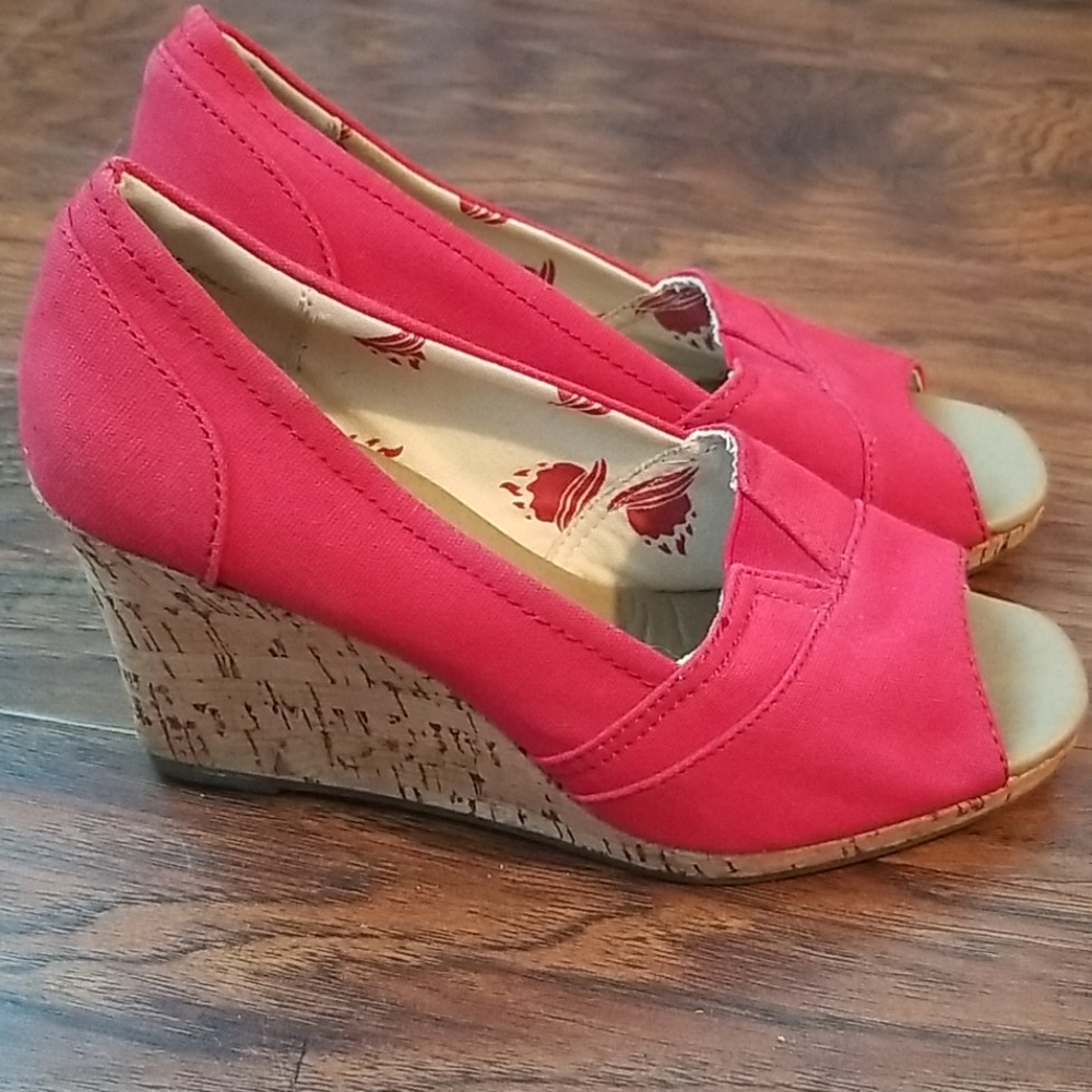 Red Aloha Island Crusie Wedge size 6